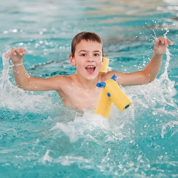 Bagheta Din Spuma Aquagym Lungime 1200 mm, Diametru 70 mm, Material Spuma, Culoare Gama Variata, Compatibil Conector Nu-Sport...