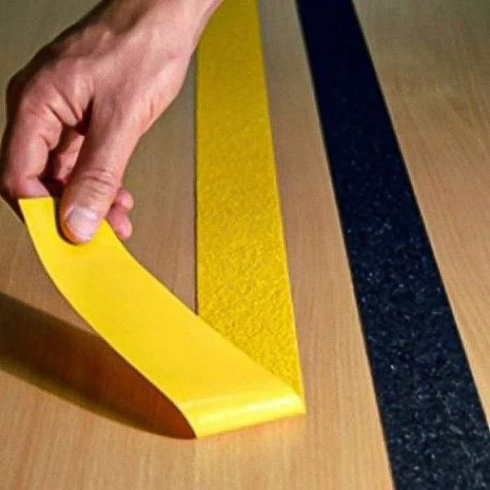 Banda Antiderapanta Reutilizabila Lungime 18.3 m, Latime 100 mm, Culoare Negru / Galben, Buc / Pachet 10-Benzi Adezive Antial...