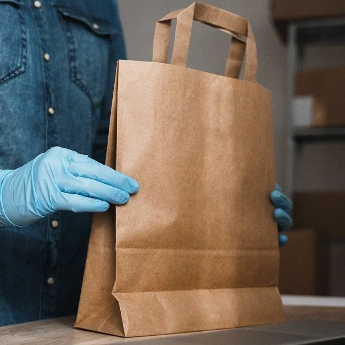 Pungi Hartie Cu Maner Plat, Hartie Kraft Natur 70g/mp Dimensiuni cm (L × l × h) 32 X 18 X 30, Tip Maner Flat, Material Hartie...